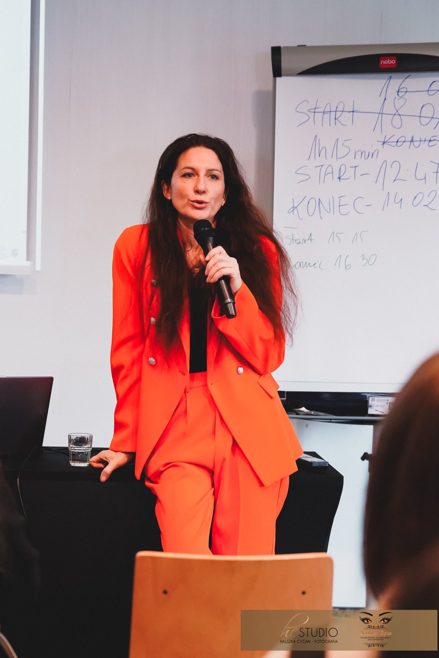 Grażyna Kleba - mentor, wystąpienie z mikrofonem podczas wydarzenia branżowego